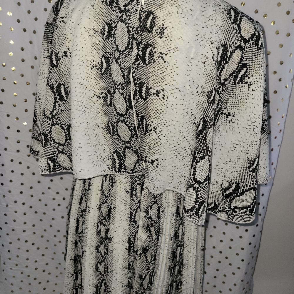 Pretty Little Things snake skin print - Picture 4 of 8